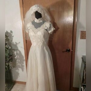Vintage Lace Wedding Dress with Veil